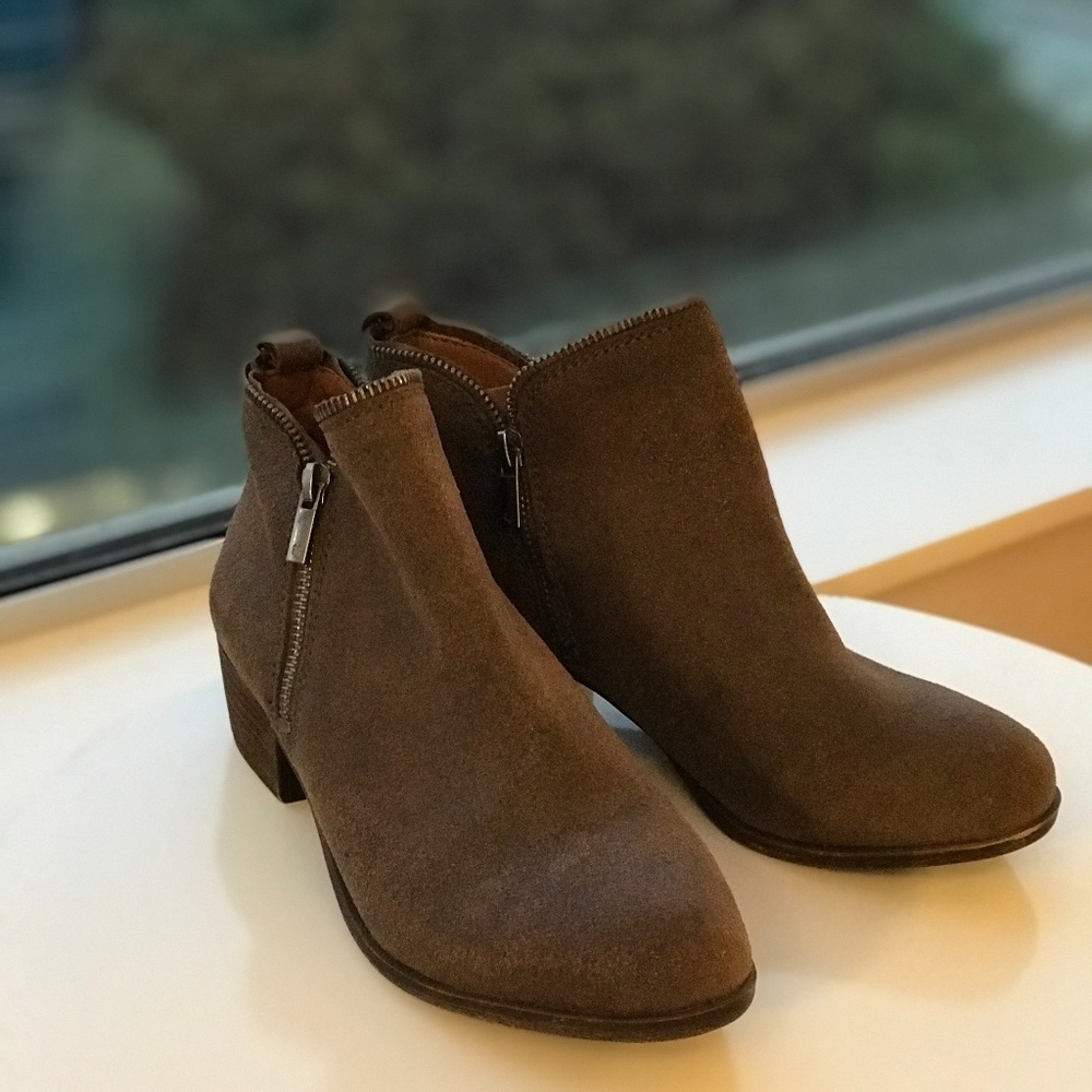 Lucky Brand brown Bartolino suede ankle booties8.5